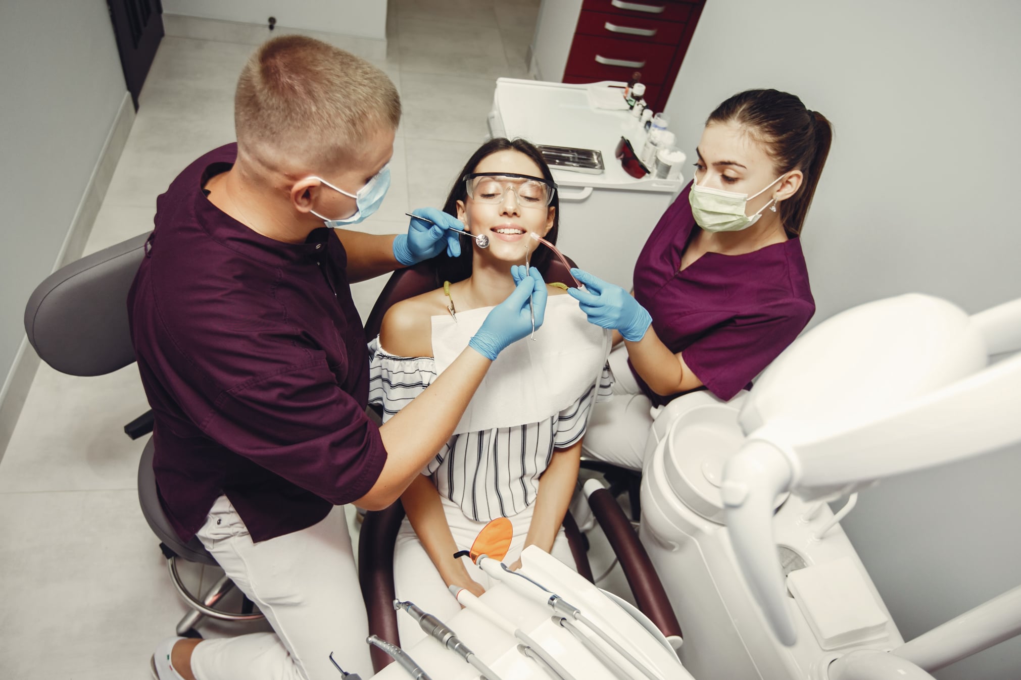 beautiful-girl-dentist-2021x1347